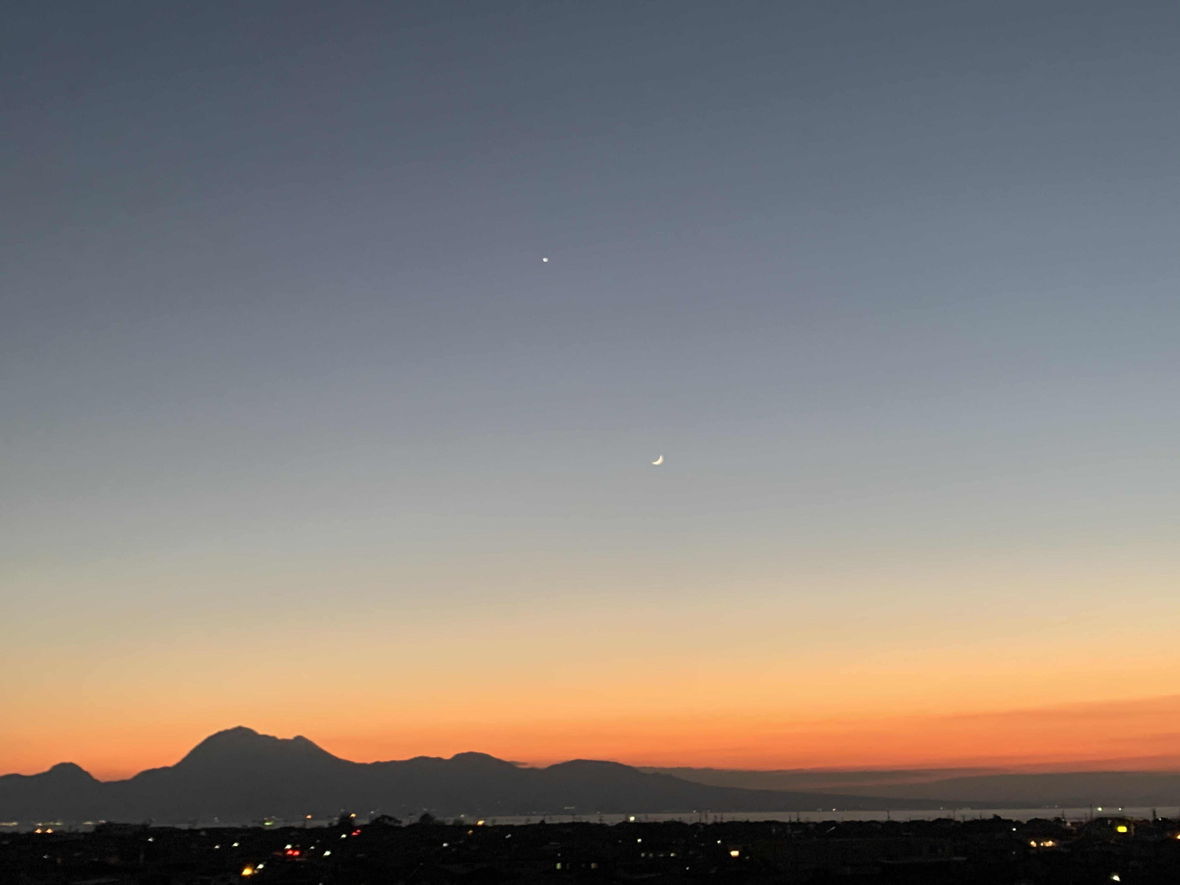 その時の三日月と金星